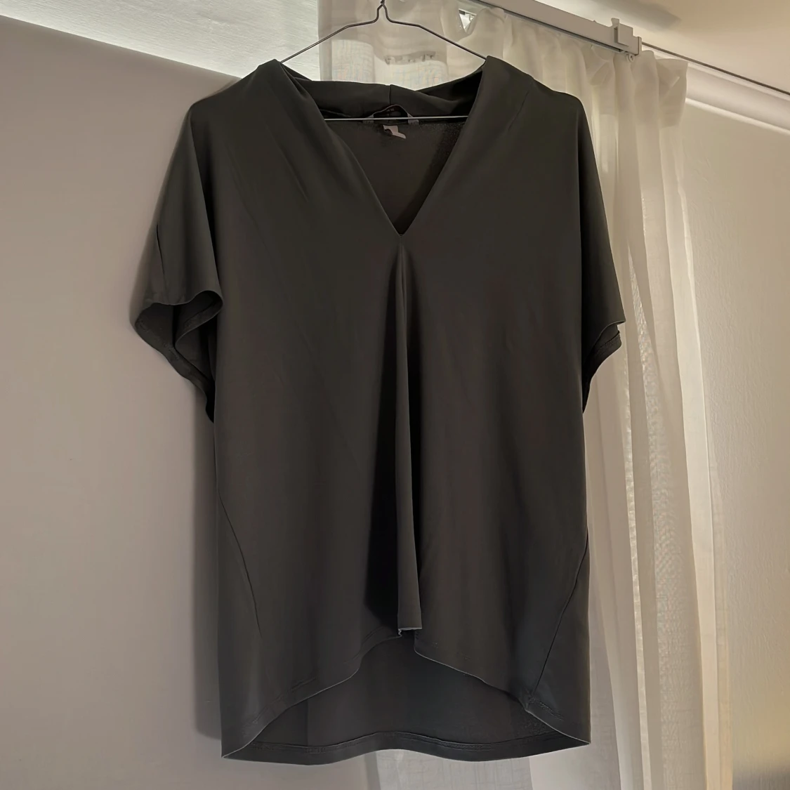 Mörkgrå v-ringad topp från H&M