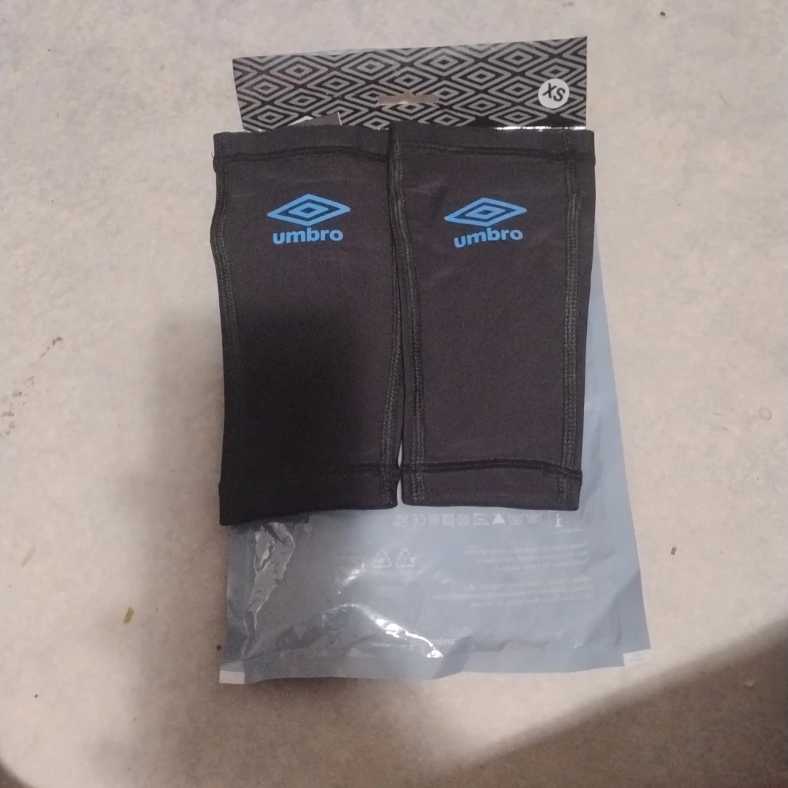 Blå och svarta benskydd från Umbro - 1