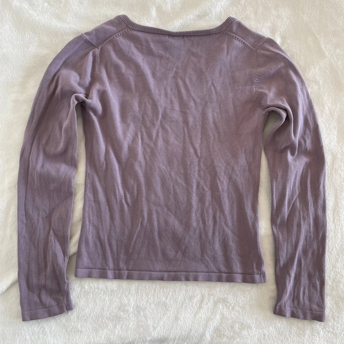 Ljuslila v-ringad tröja från Filippa K - 1