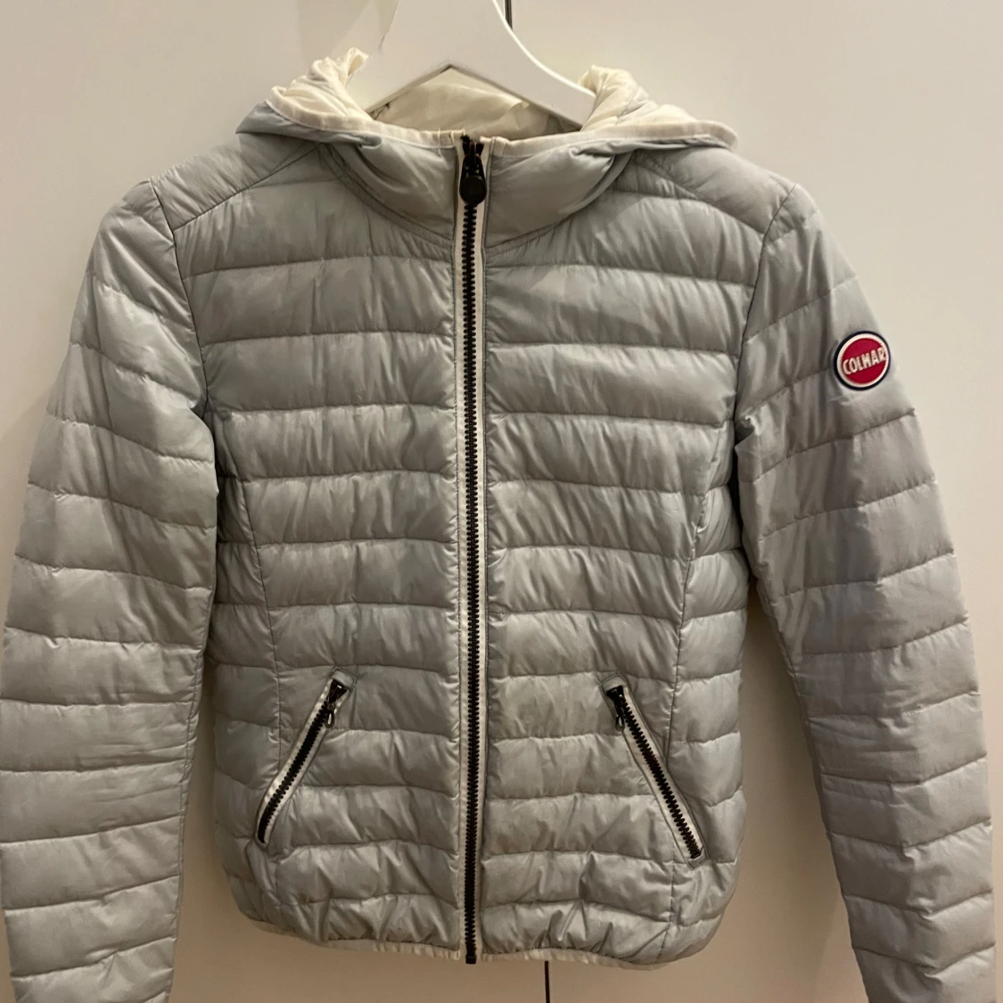 Ljusgrå dunjacka från Colmar