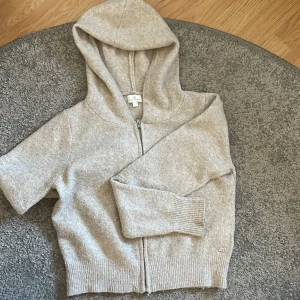 Stickad kofta - En mysig beige stickad kofta , den är i storlek M men är ganska liten i storlek. Väldigt fint skick 😊💕