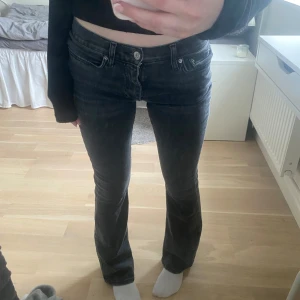 Svarta bootcut jeans - Säljer ett par svarta lowwaist bootcut jeans från Gina Tricot💞För referens är jag 165 och dom är perfekta i längd på mig! Nypris 500 kr