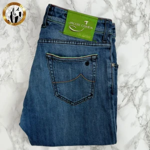 Jacob Cohën 32 - Ljusblåa Jacob Cohën 622 Limited Edition jeans i storlek W32 i mycket fint skick. Detta är utgåva 373 av totalt 386 producerade. Jeansen har inga lagningar eller skavanker förutom på den gröna bälteslappen som är något sliten i kanterna (se bild). Tveka inte på att höra av dig för fler bilder eller vid minsta fundering! Självklart äkta. Skick: 7,5/10 | Mått A: 42,5cm | Mått B: 103,5cm | Mått C: 83cm