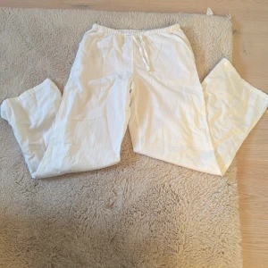 Linnebyxor 146/152💕💕 - Säljer ett par vita linnebyxor med avslappnad passform och dragsko i midjan. Perfekta för varma dagar och riktigt sköna att ha på sig. Lätta och luftiga med raka ben. Jag säljer dessa eftersom de har blivit för korta💕 Har bara haft möjligheten att använda de 2ggr innan de blev för små💕💕 vi kan diskutera om priset💕