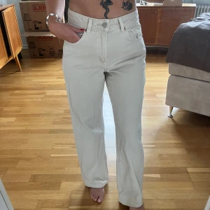 Beige jeansbyxor från Stradivarius - Snygga jeans i fint skick. Uppsydda och når till backen på mig som är 159 cm. 
