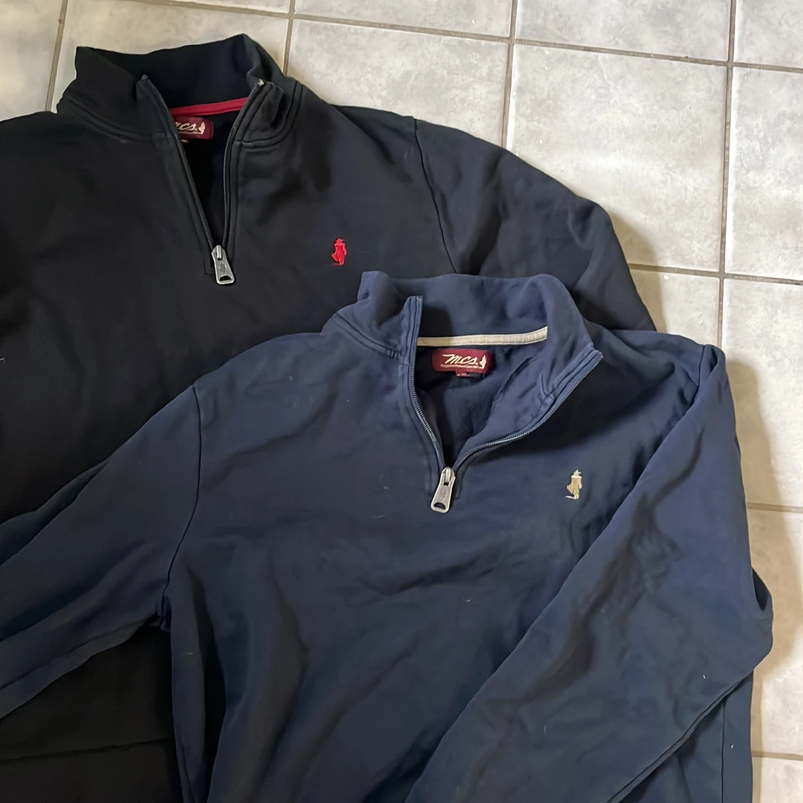 Två halvzip-tröjor från Mc's