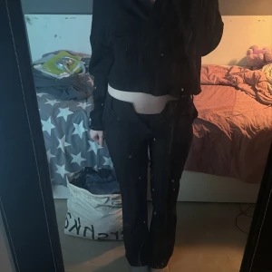 Svarta kostymbyxor från Bik Bok - Svarta kostymbyxor från Bik Bok med normal passform och raka ben. Byxorna har dragkedja och hällor för bälte i midjan. Perfekta till många olika outfits och enkla att matcha med olika toppar. De är jättefina men då jag har vuxit ur de kan jag ej använda de mer. Jag är 176 