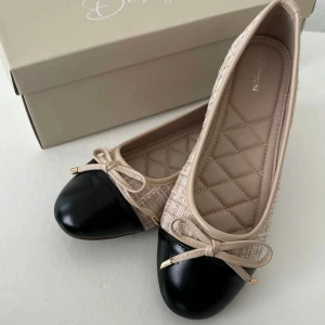 Ballerinaskor  - Säljer ett par assss snygga ballerinaskor från designbysi slutsålda i storlek 37. Säljer för samma pris eftersom det inte gick att skicka tillbaka.