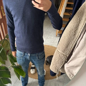 Mörkblå stickad tröja från J.Lindeberg - Säljer en mörkblå stickad J.Lindeberg tröja. Den är i strl M men sitter mer som S. Den är i mycket bra skick, hör gärna av er vid frågor.