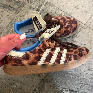 Adidas Wales Bonner leopardmönstrade sneakers - Säljer dessa unika sneakers från Adidas x Wales Bonner med leopardmönster. Skriv vid intresse💗