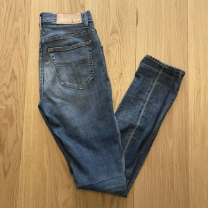 Tiger of sweden jeans 29/34 - Väldigt läckra tiger of sweden jeans i storlek 29/34. Dem är i bra skick och vi säljer dem för endast 299kr!🙌🏼
