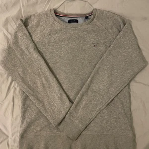 GANT sweatshirt/tröja XS - Väldigt fin grå GANT tröja i storlek XS. Den är i mycket bra skick för 349kr. Lämna gärna ett rimligt bud om du är intresserad.