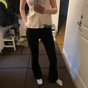 Svarta bootcut-byxor från Gina Tricot - Säljer ett par bootcut lågmidjade kostymbyxor. Skriv för fler bilder eller mått! Är 174 och dem passar mig perfekt i längden❣️❣️❣️