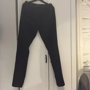 Svarta kostymbyxor från Bik Bok - Säljer ett par klassiska svarta kostymbyxor från Bik Bok i storlek 40. Dessa populära kostymbyxor med lågidja och är även i längden tall är perfekt för alla olika tillfällen. Säljer på grund av att jag råkade beställa en för stor storlek. Hör gärna av dig vid intresse!💕