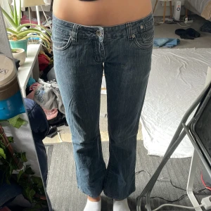 Lågmidjade jeans - Bra skick! Mått: midjemått rakt över 40+stretch grenhöjd 18 innerbenslängd 74,5cm💗 passar någon runt 165