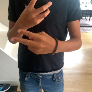 Brunt armband  -  jag säger ett armband som passar väldigt bra och är inte för tajt.