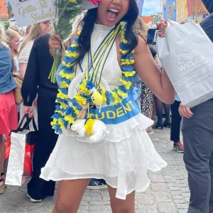 Vit volangklänning - Säljer en söt vit kortklänning med volangdetaljer och halterneck. Jag hade denna till min student men funkar perfekt för vilket tillfälle som helst. Den är supersöt och somrig, hör av er vid frågor 💓