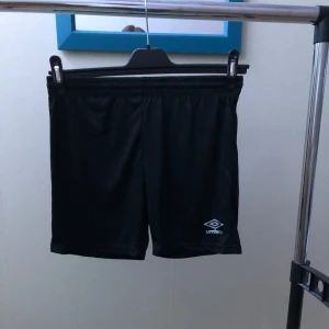 Träningsshorts - Umbro - Fina träningsshorts från Umbro för pojkar.