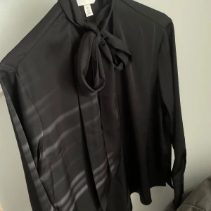 Blus med knytning - Superfin svart blus med knytning vid halsen, kan knytas som en rosett eller bäras som en scarf!💕💕