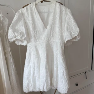 Vit klänning  - Säljer min vita studentklänning då den inte passa mig, jätte fint skick! Jag vet inte vart den är ifrån då jag köpte den secondhand! Kan gå ner i pris !!