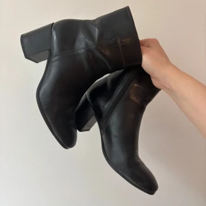 Vagabond Läderboots/klackar - Säljer mina snygga Vagabondklackar i läder då jag inte använder dem! Mkt läckra med ett par blåa jeans, passar både till vardags och till fest. Väl använda, men i fint skick. Inga sprickor eller större skavanker. Säg till om fler bilder önskas 😌