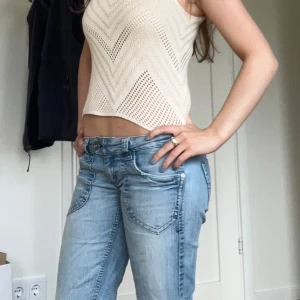 Beige stickad linnetopp från JDY - Säljer en beige stickad linnetopp från JDY i Storlek Xs men skulle säga att den är mer Xs/S. Säljer då jag inte använt den så mycket. Inga tecken på användning