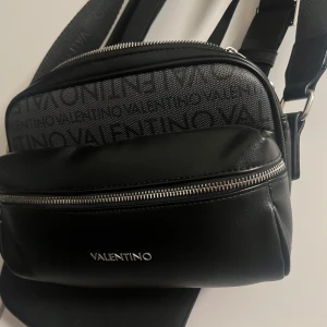 Svart axelväska från Valentino - Axelväska/becknarväska från valentino köpt för 1400 säljes för den ej används