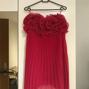 volang klänning Zara - Röd/mörkrosa klänning med volang från Zara!! Superbra skick🥰