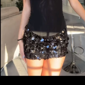 Svart paljettkjol från Gina - Super fin paljettkjol från Ginatricot! Gammal årsmodell och säljs därför inte längre. Kjolen har en dragkedja baktill och är i storlek xs, dock kan den kanske passa S också💕