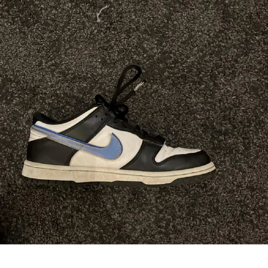 Nike Dunk Low svart och vit med blå swoosh - 2