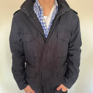 Field jacka  - Säljer nu min snygga blåa field jacka från superdry i storlek s, modellen är 180cm. Den är i bra skick. Hör av er om ni har fler frågor