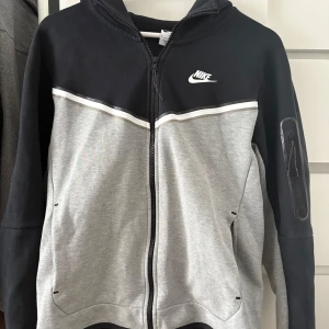 Nike tech  - En Nike tech som är hyfsat använd, lite sliten men inget man tänker på.