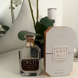 Kayali Vanilla | 28 Eau de Parfum - Säljer några parfymer från min parfymsamling, bland annat denna populära parfym från Kayali i doften Vanilla | 28. Vanilj  perfekt att använda för sig eller som layering tillsammans med andra parfymer. Det är cirka 40% kvar av flaskan. 50 ml. Inköpt för 1 129:- på Sephora 💕