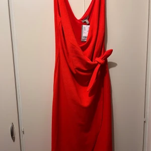 NY klänning strl M - Helt ny omlott klänning i strl M från H&M. Knyts i midjan.  Material: elastan och polyester  Prislapp kvar, aldrig använd.  Nypris: 329kr