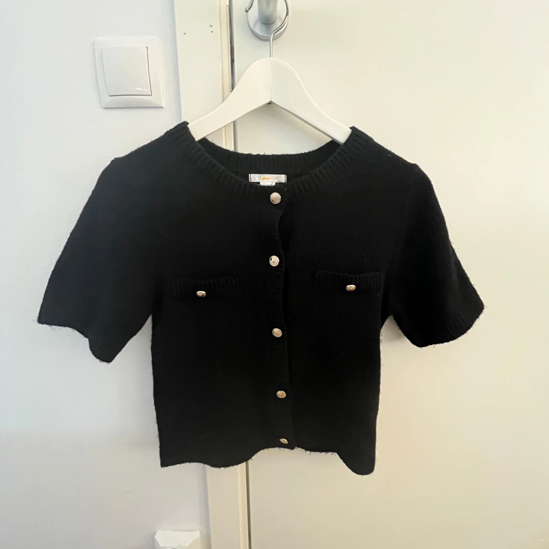 Svart stickad kofta från Gina Tricot