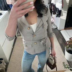 Trenchcoat kappa - Säljer denna sååå snygga trenchcoat kappan. Perfekt till höst/ vår eller lite kallare sommardagar. Storlek M men sitter som en s/xs