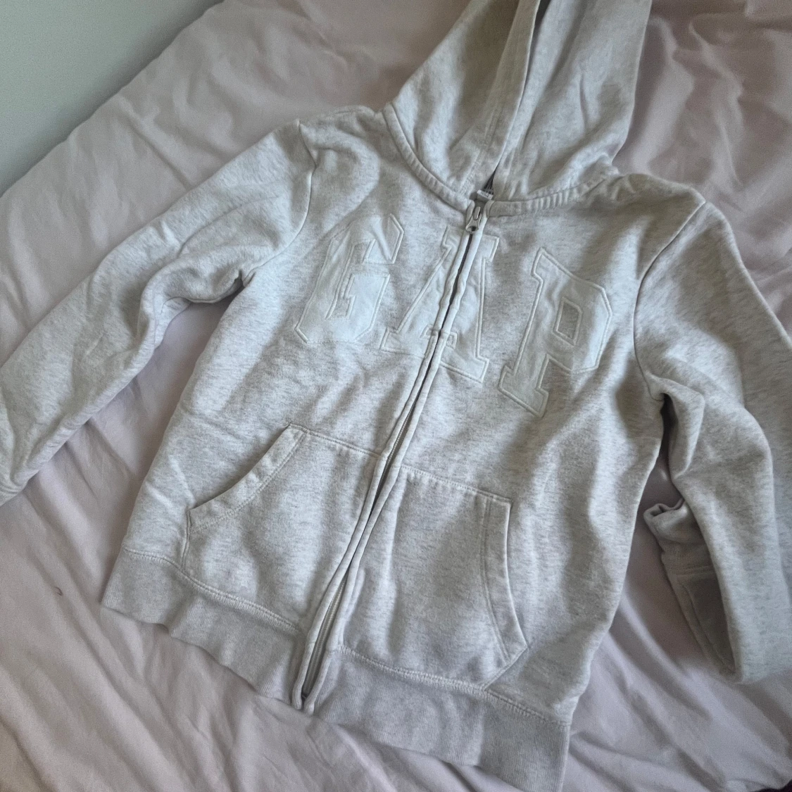 Ljusgrå hoodie från GAP