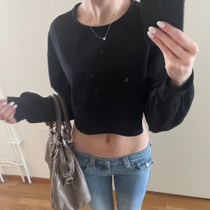 Svart topp - Kort svart topp i storlek xs men passar även s! Inga defekter och pris kan diskuteras! Hör av er vid frågor!💖
