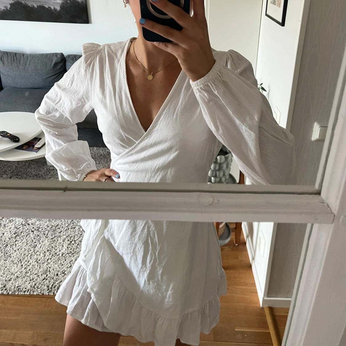 Vit omlottklänning med volang