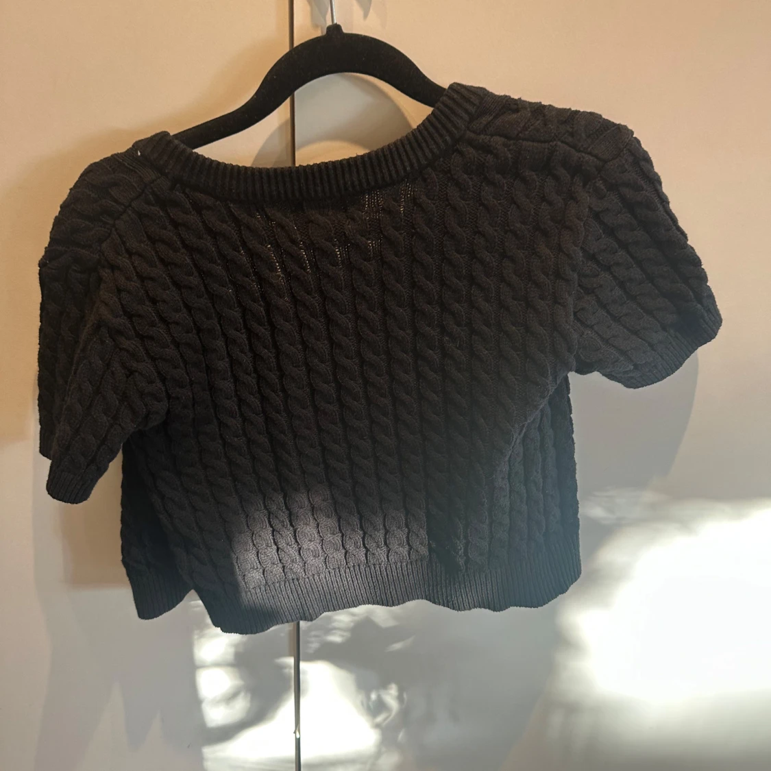 Svart stickad kofta med kort ärm och guldknappar - 1