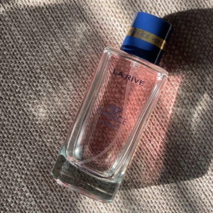La Rive Her Choice Eau de Parfum - En elegant parfymflaska från La Rive med namnet Her Choice. Har använt en del men de finns mest än hälften kvar💕🤍Parfymen har en ljusrosa ton och flaskan har stilren text i svart🌺