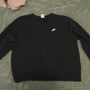 Nike tjocktröja - Säljer min nike tjocktröja eftersom den ej Kmr till användning längre. Använd fast i gott skick. Köpt på nike affären i Mos. Har normallt M men den här passar om man gillar lite baggy.