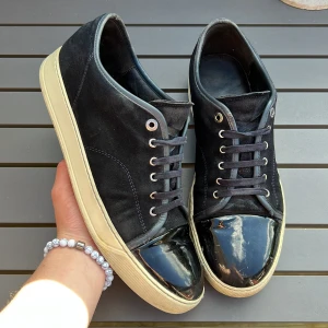 Lanvin - Säljer dess sjukt feta lanvins! Uk12 vilket motsvarar 45-46! Skick 8/10. Defekter? Ena cap toe har släppt nån söm. Endast skorna ingår. Hör av dig vid minsta fundering🤩