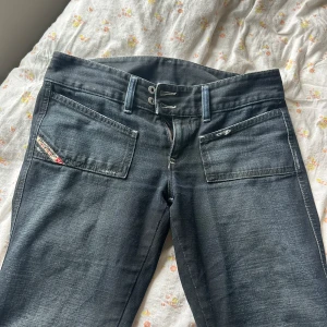 Vintage diesel jeans  - Säljer ett par mörkblå lågmidjade jeans med snygga slitningsr  från diesel💕 säljer då dessa inte kommit till användning. Köpte för  500 på Vinted och dom är endast använda fåtal gånger. Midjemåttet är 42 cm och byxlängden är runt 93 cm, dem passar mig som är XS vanligtvis men kan absolut också passa en S😊