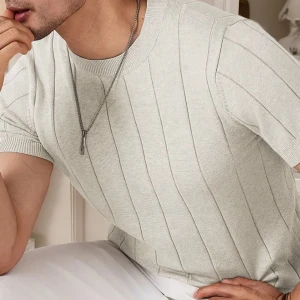 Ljusgrå ribbad t-shirt med struktur. Perfekt. - Snygg ljusgrå t-shirt med vertikala ribbade ränder och rund hals. T-shirten har korta ärmar och är tillverkad i ett stickat material som ger en exklusiv känsla. Perfekt för dig som gillar stilrena och moderna plagg.