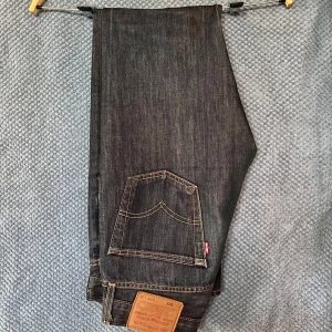 Levi's 501  - Tja säljer ett par mörkblå Levi's 501 i mycket bra skick. ///Har ni några funderingar tveka inte att skriva till mig 😃
