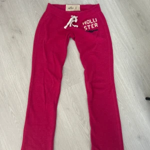 Rosa mjukisbyxor från Hollister - Säljer ett par rosa mjukisbyxor från Hollister med broderad logga och texten 'California' på ena höften. Byxorna har dragsko i midjan. priser kan diskuteras