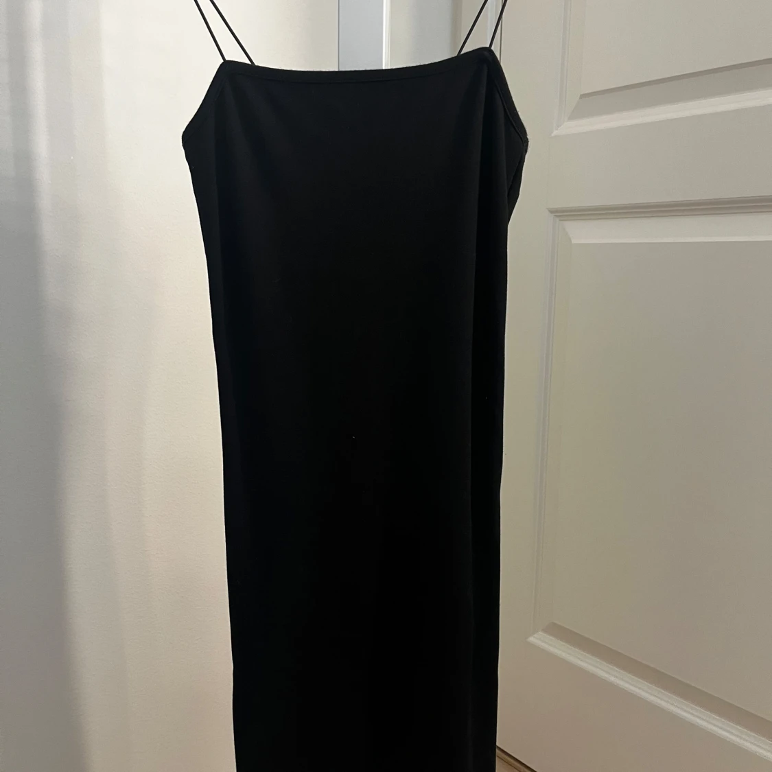 Svart fodralklänning med smala axelband från NA-KD