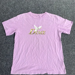 Dime T-shirt - Snygg tröja med snyggt tryck, bra skick utan defekter. Strl L med en boxig oversized passform 