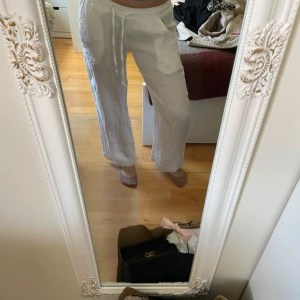 Vita linnebyxor från Chelsea - Säljer ett par vita linnebyxor från Chelsea i storlek XS/34. Så snygga och perfekt för sommaren💕 Uppsydda så de passar någon runt 160. Aldrig använda så i nyskick, men lapp finns inte kvar. Köpta för 499 kr.